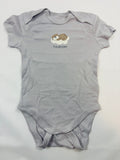 Body manches courtes gris clair motif animal qui dort – C&A – Unisexe taille 86