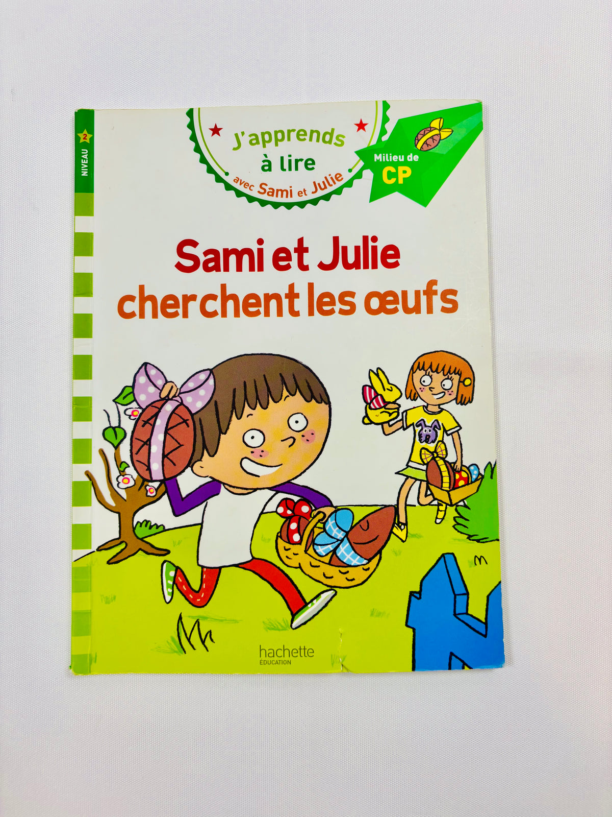 Sami et Julie cherchent les œufs