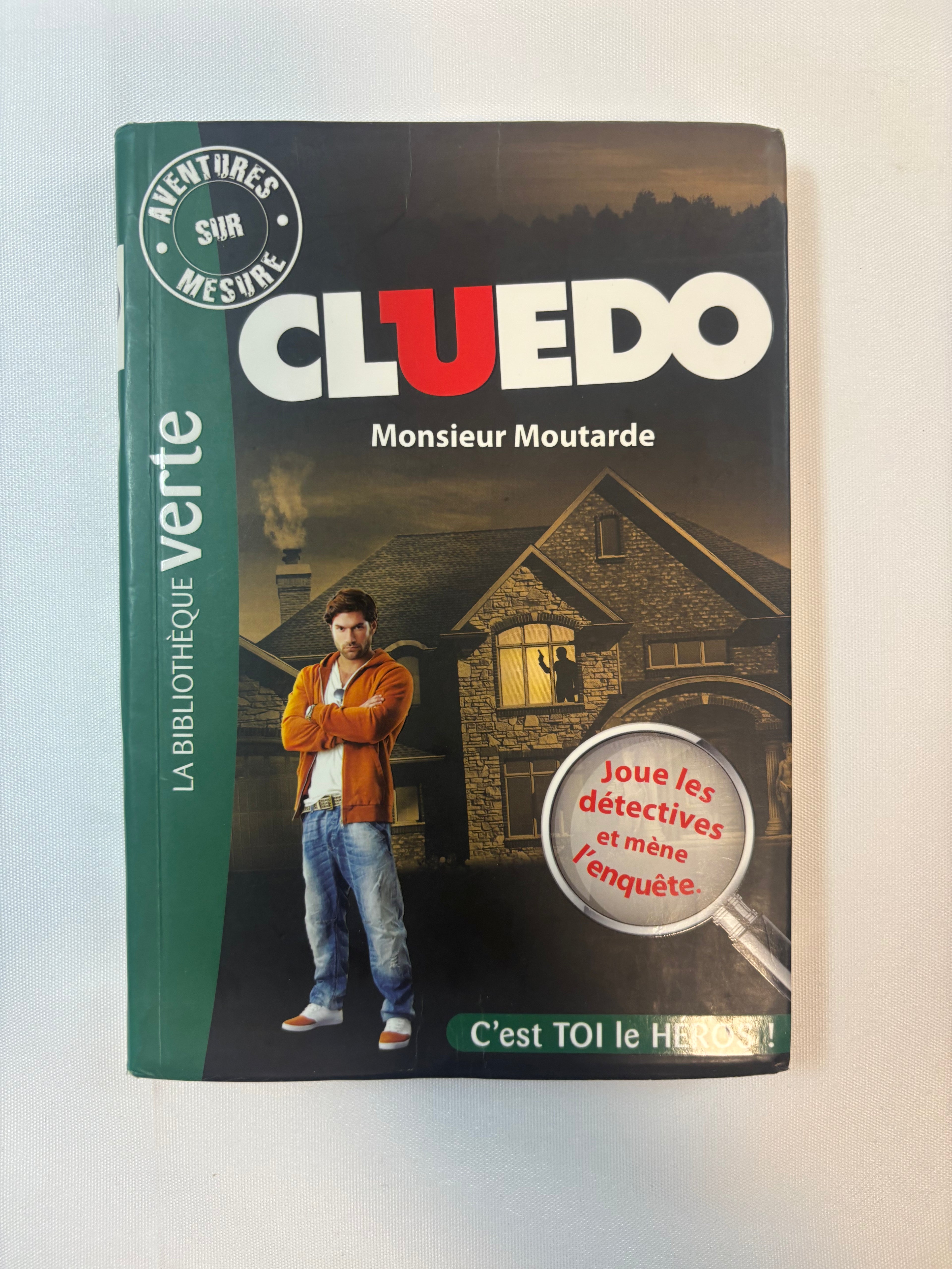 Cluedo : Monsieur Moutarde – Bibliothèque Verte