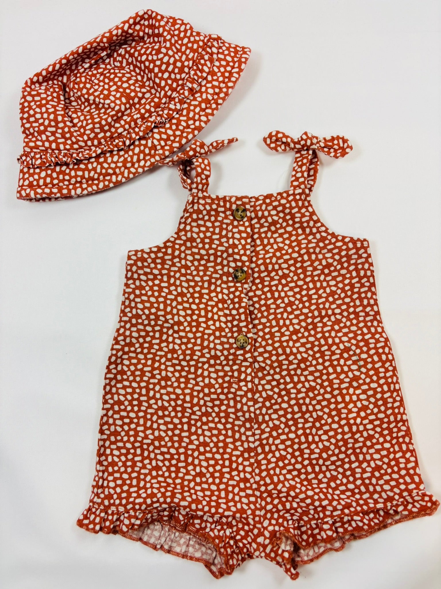 Combinaison courte rouge à pois blancs + chapeau fille – Kiabi | 62-68